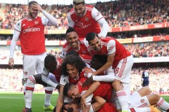 利物浦爆笑乌龙球！范迪克大脚解围，打在宽萨裆部弹入自家球门